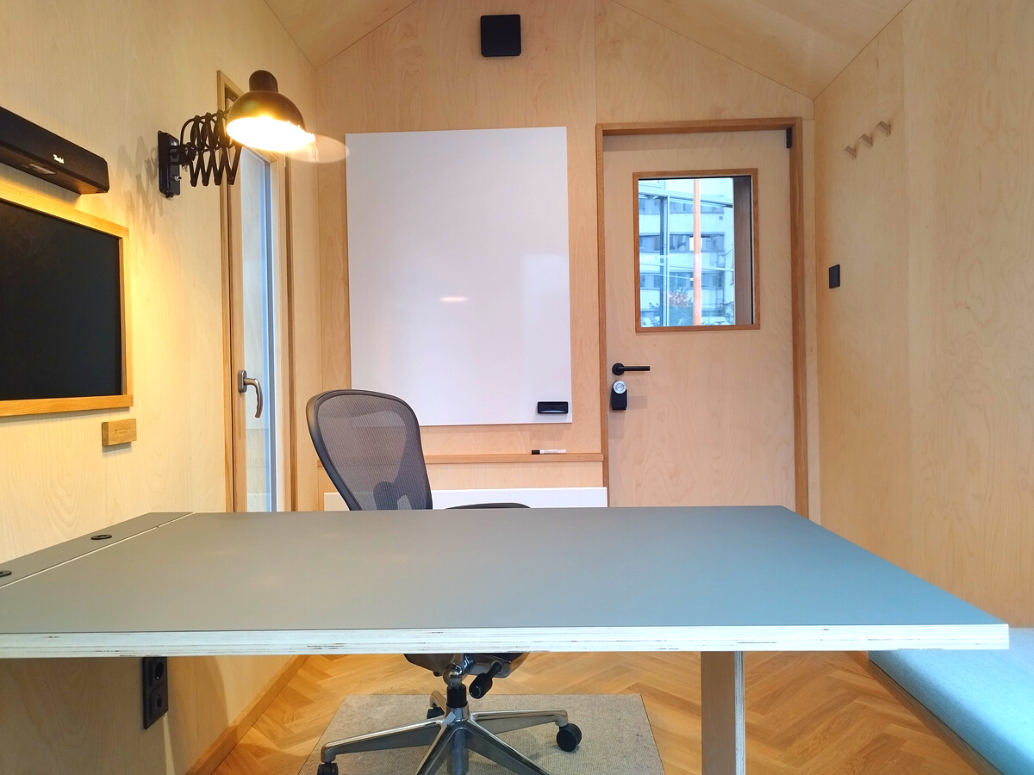Schreibtisch und Whiteboard im Tiny Space