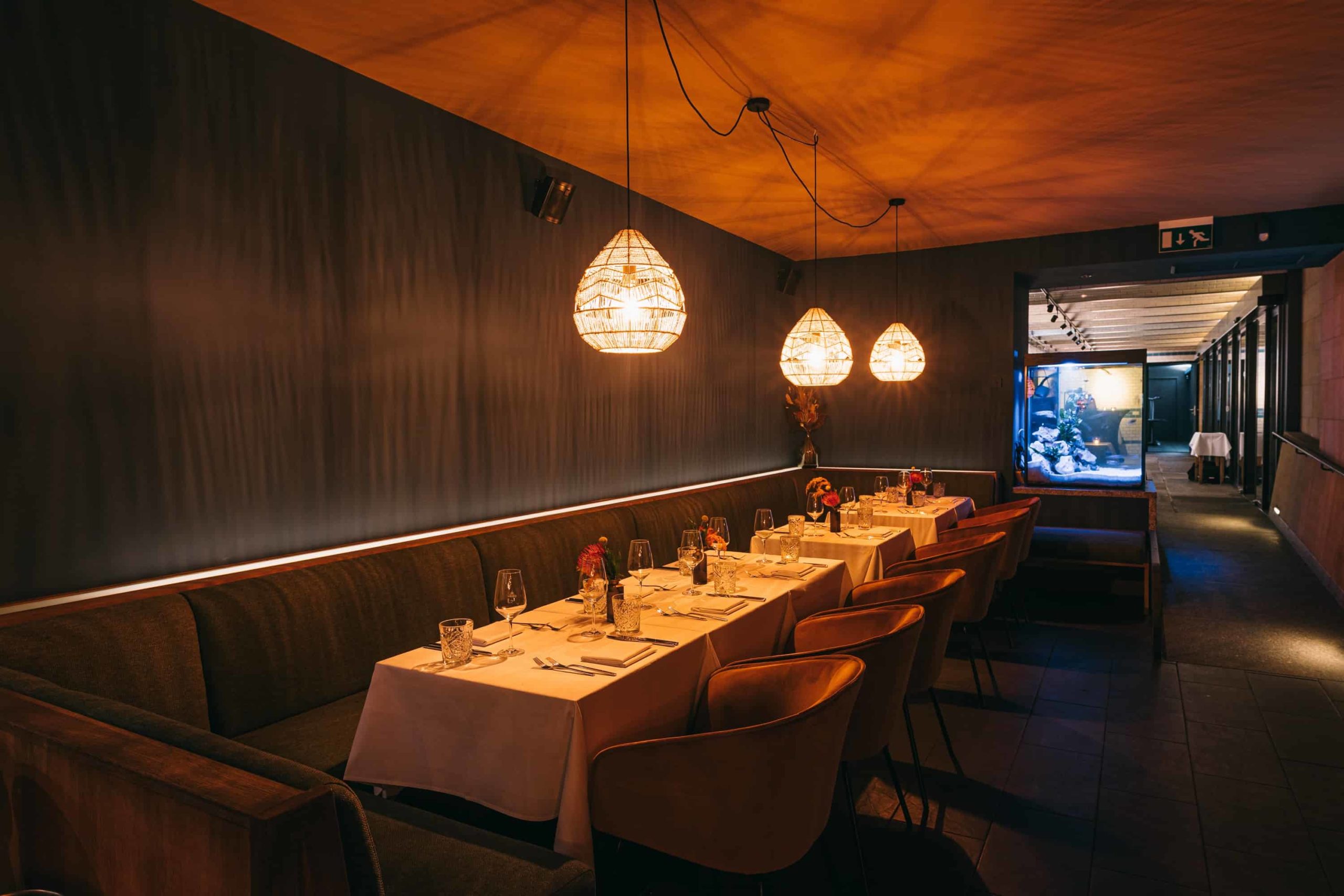 Restauranttische unter warmen Deckenlampen im RIVO