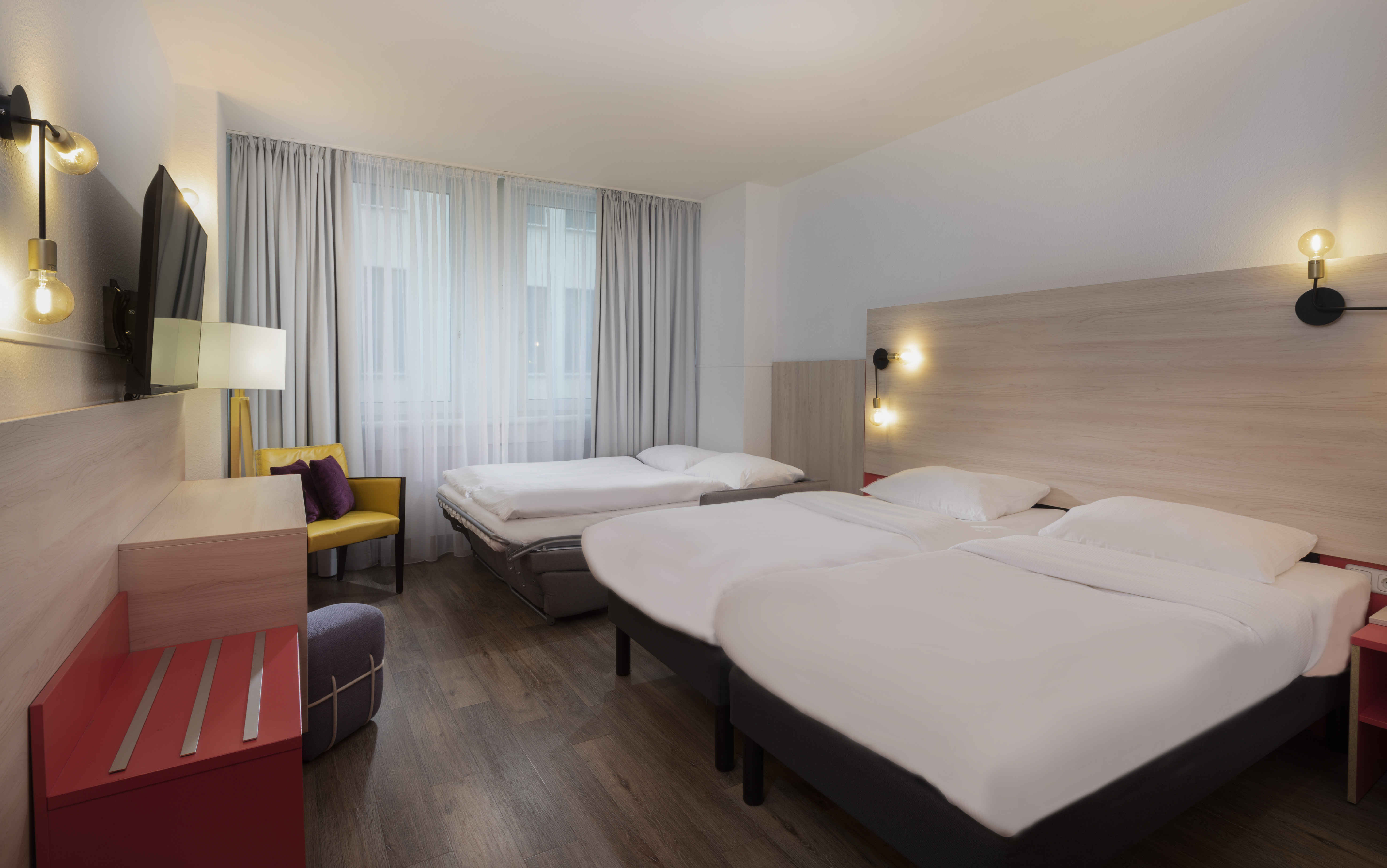 Greet Hotel Alexanderplatz – Familienzimmer mit mehreren Betten