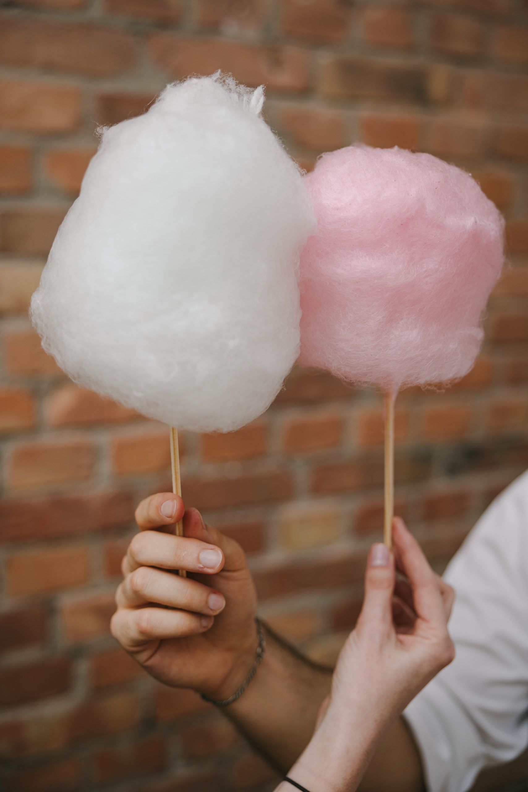 Weiße und rosa Zuckerwatte am Stiel