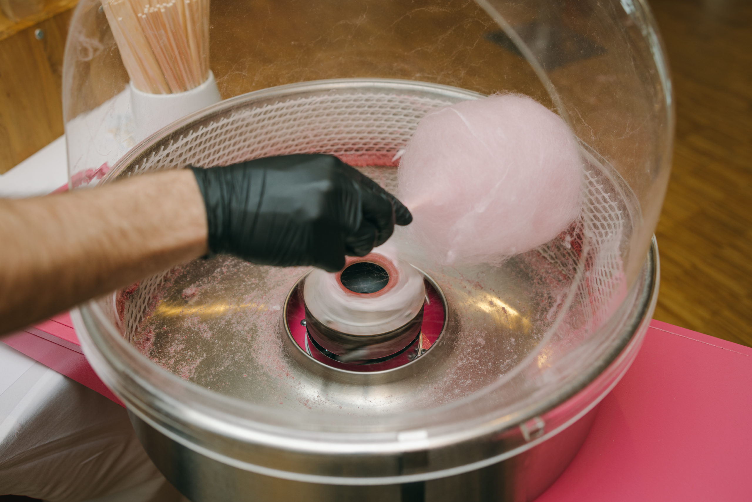 Rosa Zuckerwatte entsteht in der Zuckerwattemaschine