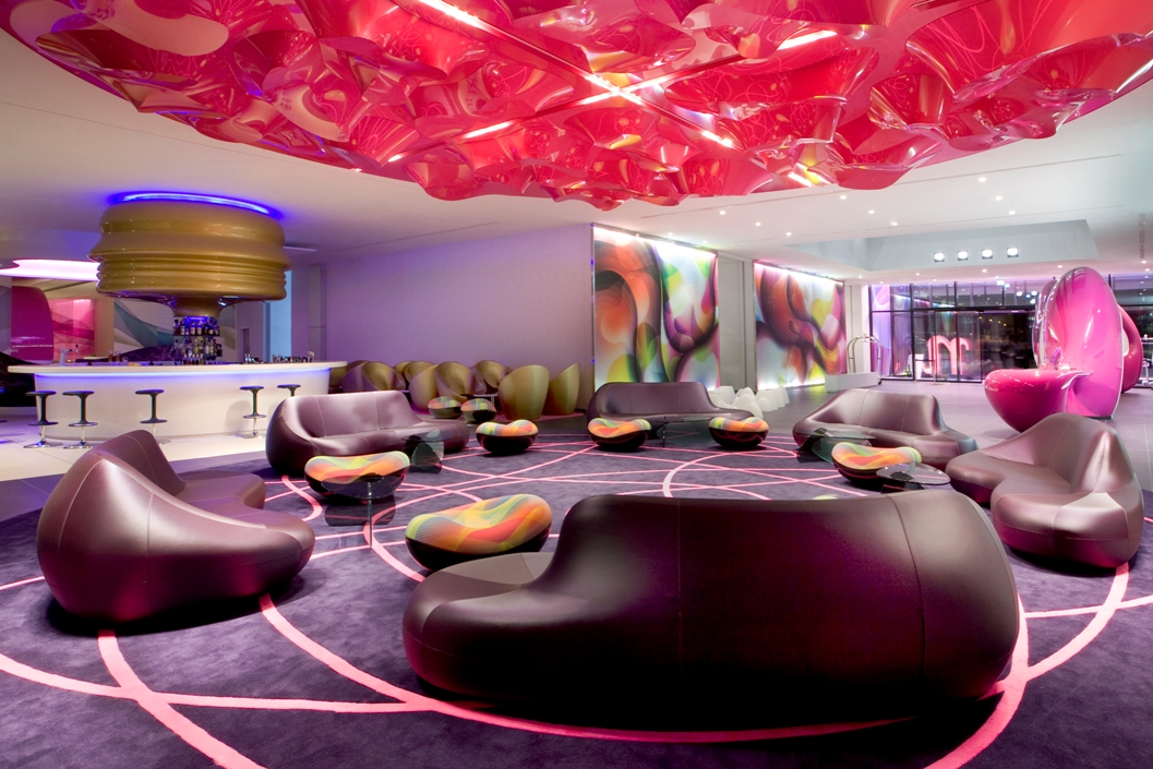 nhow Berlin – Lobby mit pinkfarbenen Sitzmöbeln