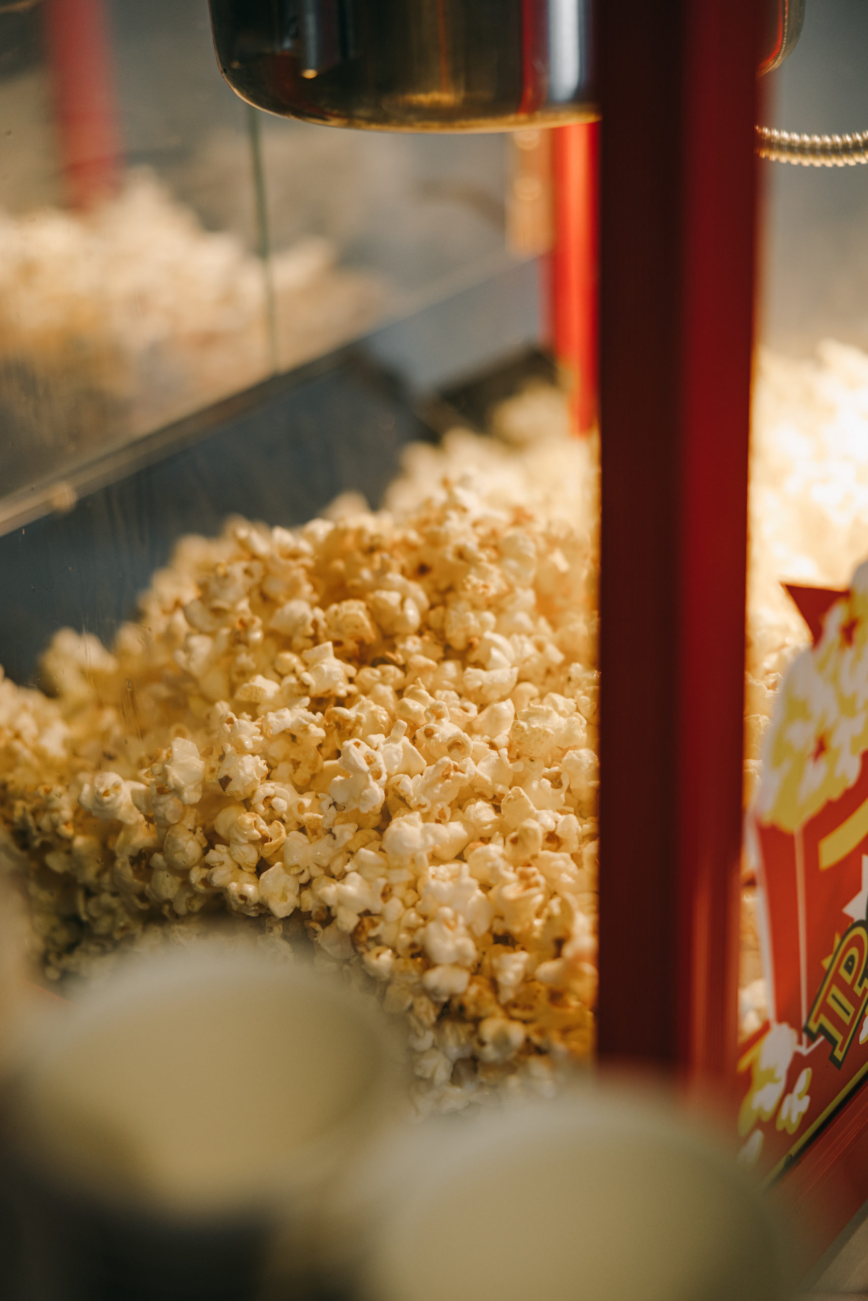 Popcorn in der Vitrine der Popcornmaschine